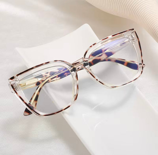 Slay in Style – Oversized Tortoiseshell Cat-Eye Frame